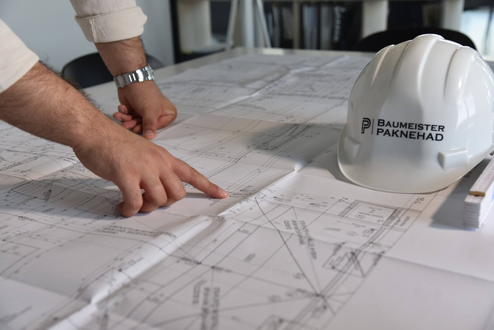 Bauplanung – Baumeister Paknehad bei der Planprüfung